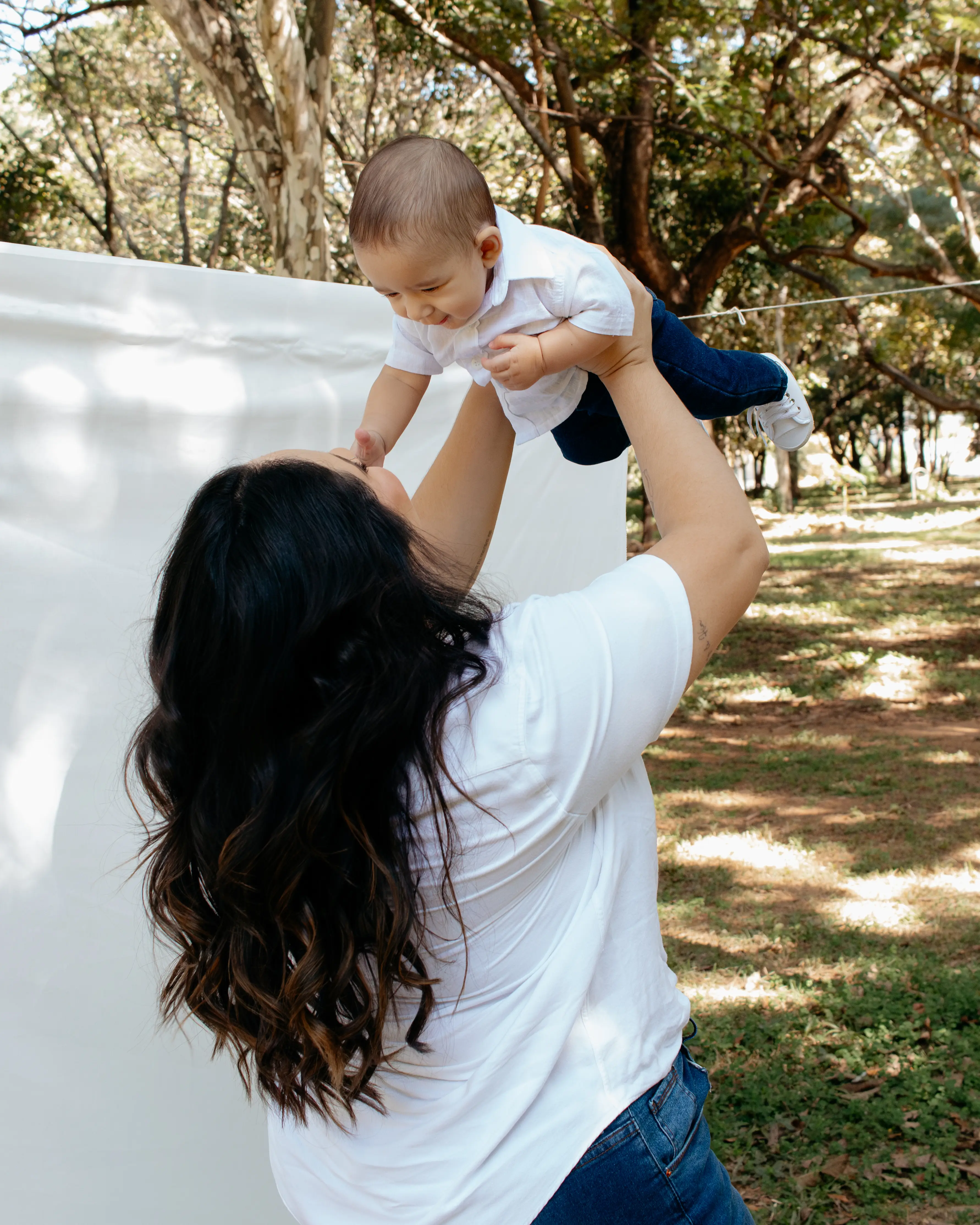 Mãe e bebê em ensaio no parque